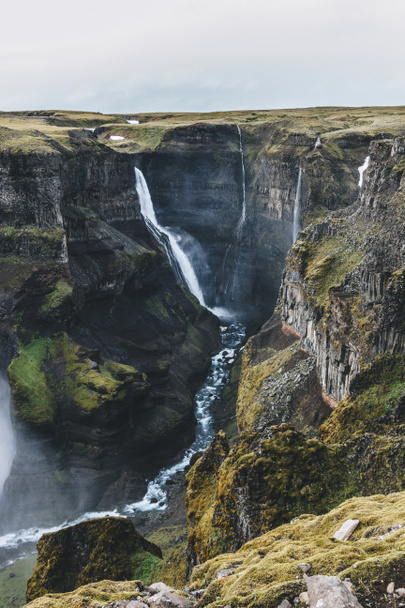 Haifoss 滝とアイスランドの風景の空撮 - 写真・画像