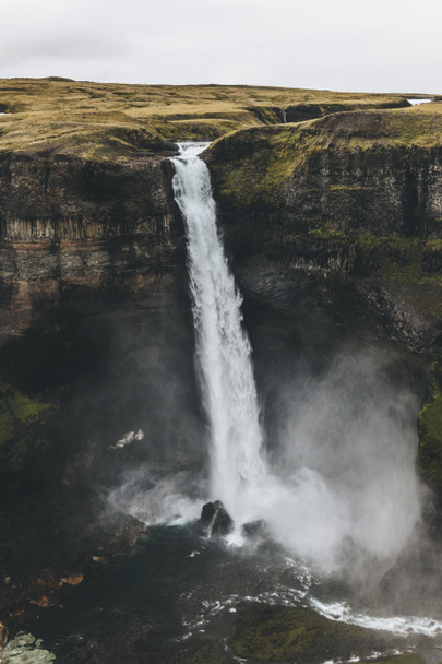 Haifoss 滝と緑の丘とアイスランドの風景の空撮 - 写真・画像