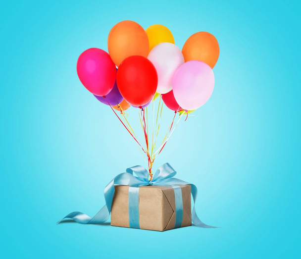 Куча ярких воздушных шаров и подарочная коробка
 - Фото, изображение