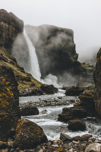 драматический ландшафт с водопадом Хайфосс в туманный день
 - Фото, изображение