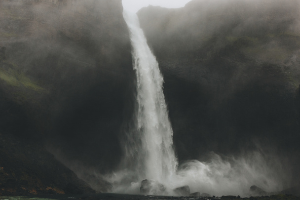 вид снизу на водопад Хайфосс с туманом вокруг, Исландия
 - Фото, изображение