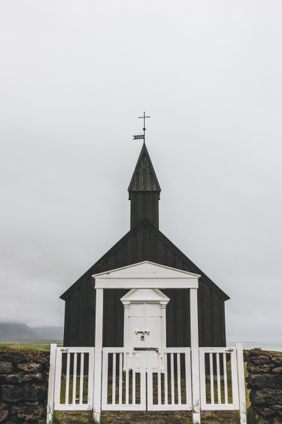 Szenische Aufnahme der Budir-Kirche hinter weißem Holztor bei snaefellsnes, Island - Foto, Bild