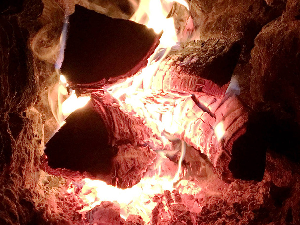 Bella fiamma rossa da fetta di legno, carbone nero grigio scuro all'interno braciere in metallo. Legna che brucia nel braciere su fiamma gialla lucente. fiamme fuoco preparazione per cucinare barbecue. Brazier sugli incendi carbone
 - Foto, immagini
