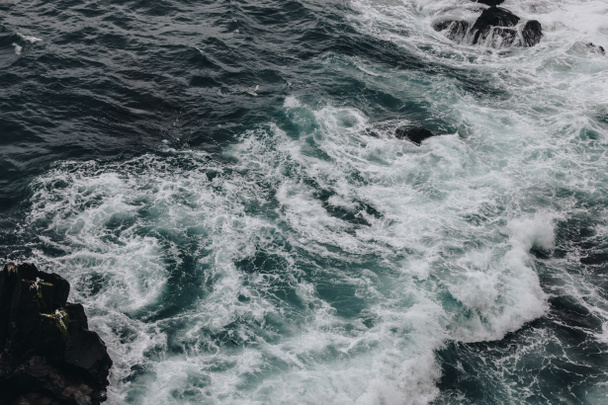drámai lövés habos óceán hullámai összeomlik, sziklák, háttér - Fotó, kép