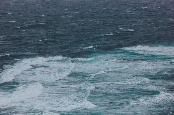 prise de vue spectaculaire de l'océan bleu ondulé pour fond
 - Photo, image