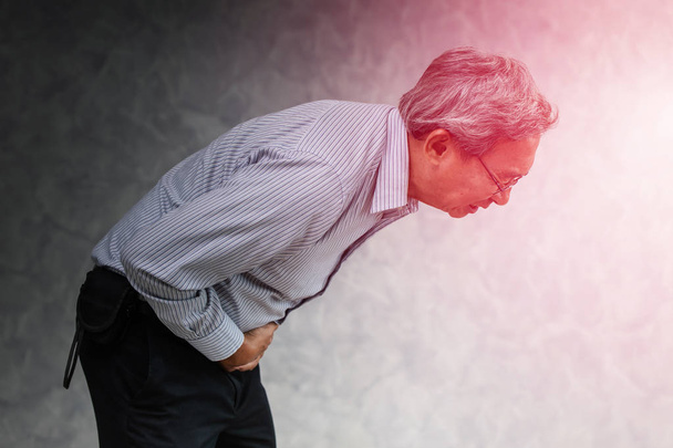 Asiático escritório sênior masculino sofrendo dor de estômago dor diarreia expressão
. - Foto, Imagem