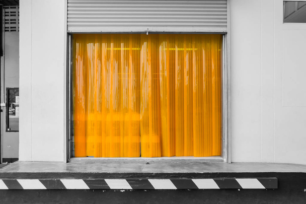 Зона погрузки ворот склада с ПВХ полосой занавески или пластиковых полос дверей
. - Фото, изображение