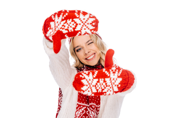 счастливая молодая женщина в красных рукавицах делая раму руки изолированы на белом
 - Фото, изображение