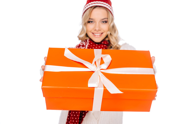 vue rapprochée de belle jeune femme souriante tenant boîte cadeau isolé sur blanc
 - Photo, image