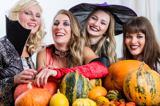 Quatro mulheres alegres comemorando o Halloween juntas
 - Foto, Imagem