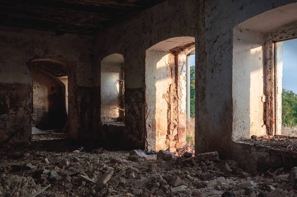 老朽化した古い放棄された建物の地下 - 写真・画像
