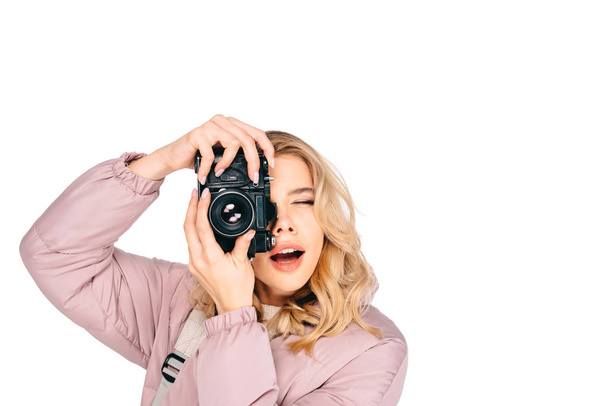 giovane donna con zaino fotografare con macchina fotografica isolata su bianco
 - Foto, immagini