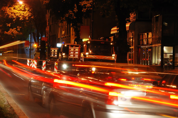 Cena colorida de tráfego à noite e área de trabalho ao lado
 - Foto, Imagem