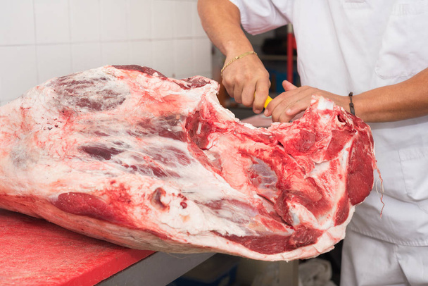 肉屋は肉屋で肉を切る。クローズ アップ - 写真・画像