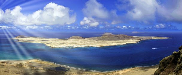 Sopečného ostrova La Graciosa Atlantského oceánu s viditelné sluneční paprsky - pohled z Lanzarote, Kanárské ostrovy, Španělsko - Fotografie, Obrázek