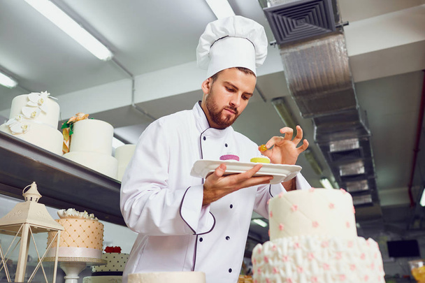 A confectioner with dessert in his hands. - Foto, Imagen