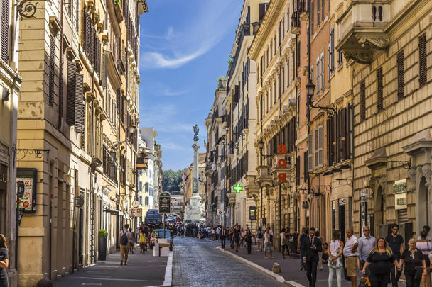 Рим / Италия - 27 августа 2018 года: Колонна Непорочного Зачатия, вид с оживленной улицы Рима, недалеко от площади Миньянелли
 - Фото, изображение