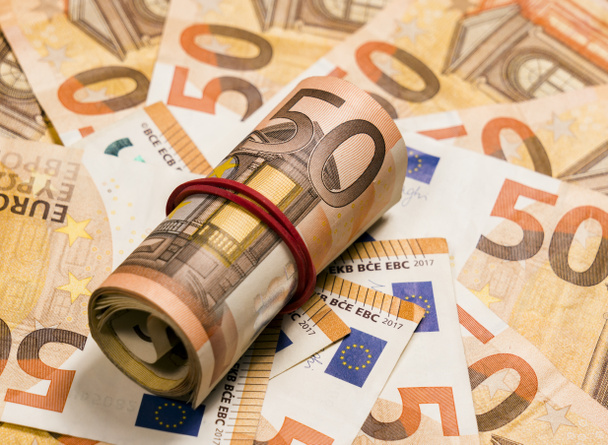 50 евро катятся на фоне евро - Фото, изображение