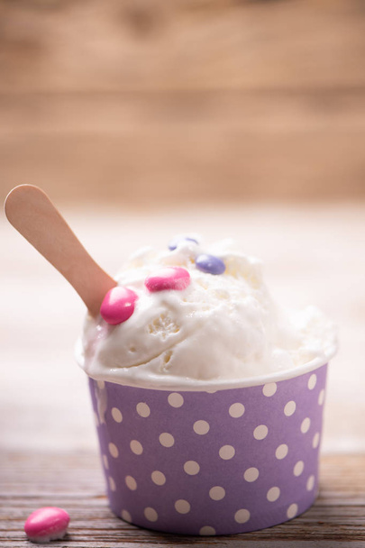 Vanille-ijs met smarties op een tafel - Foto, afbeelding