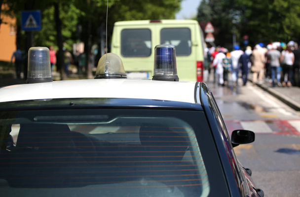 сирены полицейской машины во время беспорядков в городе
 - Фото, изображение