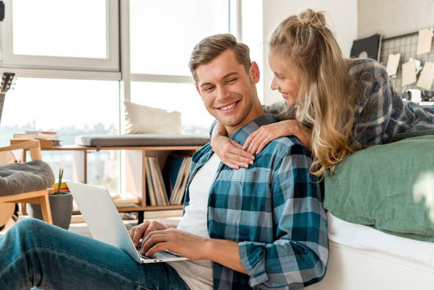 glückliches Paar mit digitalem Laptop zu Hause - Foto, Bild