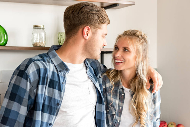 ritratto di felice coppia amorevole in abbigliamento casual in cucina a casa
 - Foto, immagini
