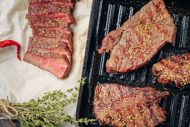 Steak de bœuf grillé sur poêle, vue sur le dessus. Morceaux de viande frits en gros plan
 - Photo, image