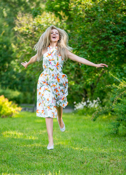 Beautiful young girl in a dress walking in the summer Park - Fotoğraf, Görsel