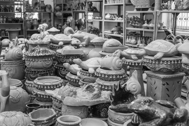 Разнообразие местной глиняной керамики ручной работы и домашний декор продается в Гоа Индия
  - Фото, изображение