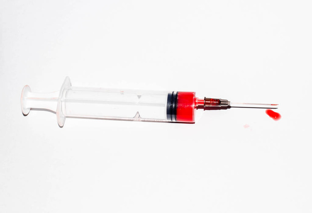 medizinische Spritze mit Blut isoliert auf weißem Hintergrund für Design - Foto, Bild