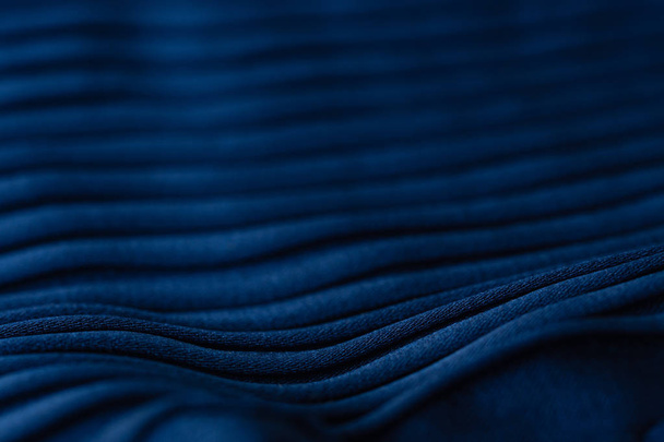 Nahaufnahme roter und blauer Stoffstruktur der Frauenkleidung, selektiver Fokus, abstrakter Hintergrund - Foto, Bild