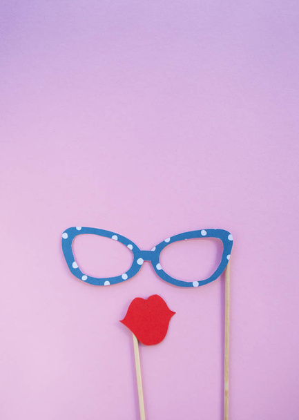 Coloré photomaton accessoires lunettes et lèvres sur fond rose avec copyspace. Ensemble d'accessoires de fête
. - Photo, image