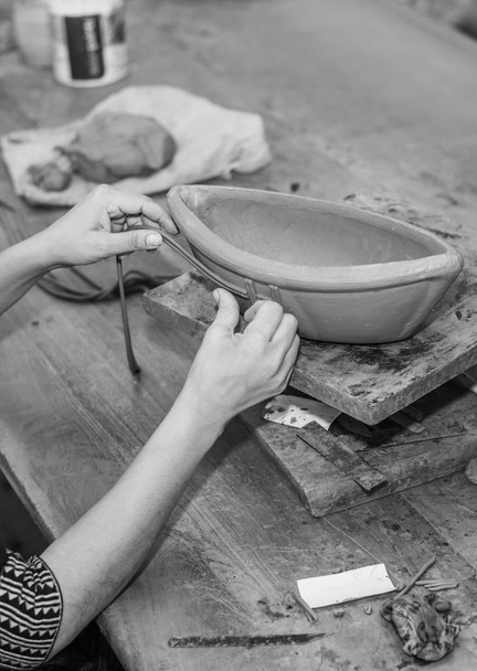 Bicholim, Goa / Inde - 18 août 2018 : Artisanat local travaillant sur la poterie d'argile à Goa, Inde
 - Photo, image