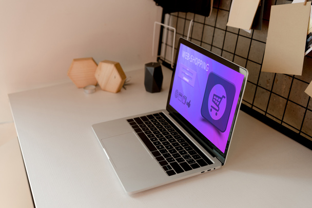 zár-megjelöl kilátás-a digitális laptop vásárlás betűkkel asztallapra otthon web - Fotó, kép