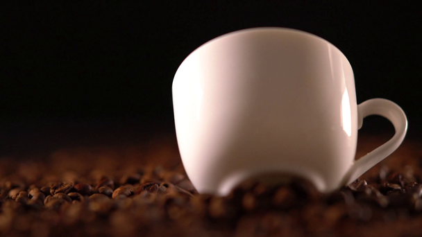 Close-up vista em todos os lados da pequena xícara de café
 - Filmagem, Vídeo