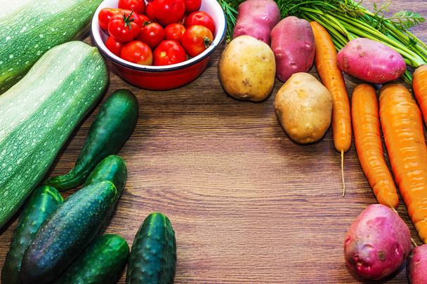 Autumn vegetables - potatoes, cucumbers, tomatoes, zucchini, carrots. - Foto, afbeelding