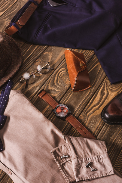 vista de perto do arranjo de roupas elegantes masculinas e acessórios na mesa de madeira
 - Foto, Imagem