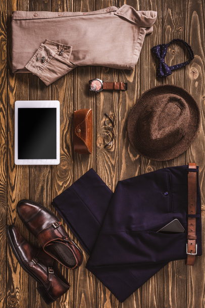 pose plate avec des vêtements masculins élégants, chapeau, chaussures et accessoires disposés sur la table en bois
 - Photo, image