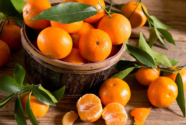 Close-up van vers geplukte mandarijnen - Foto, afbeelding