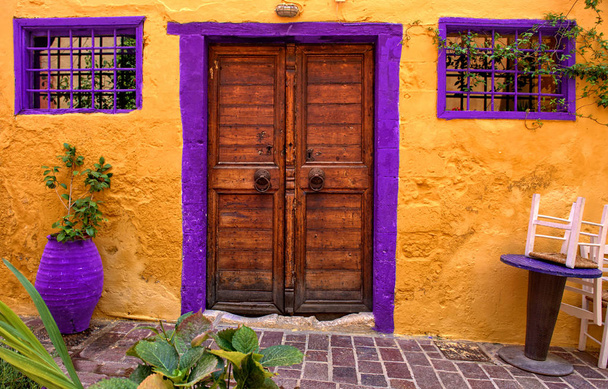 Parede colorida e portas em Grecia
 - Foto, Imagem