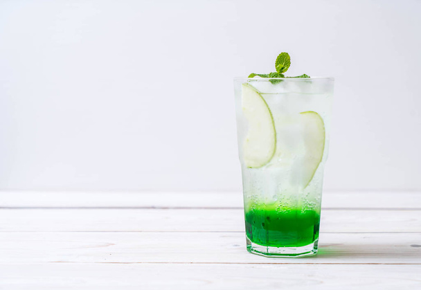 green apple soda on wood table - Foto, imagen