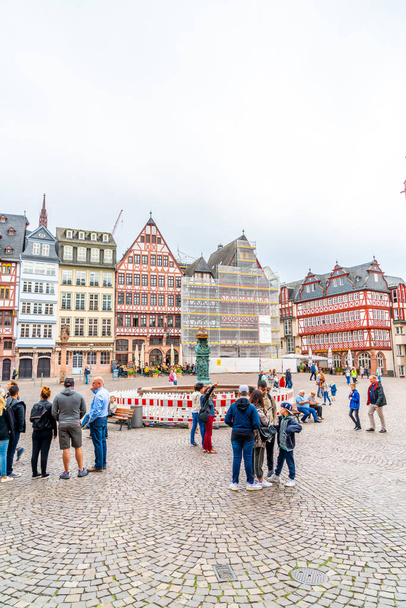FRANKFURT, GERMANY - SEP 2, 2018: People on Roemerberg square in Frankfurt, Germany. Frankfurt is the fifth-largest city in Germany. - Foto, Imagem
