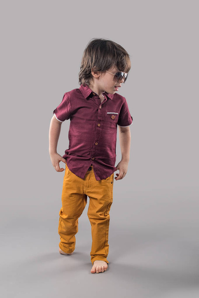 een 5-jarige model jongen poseren met bril - Foto, afbeelding