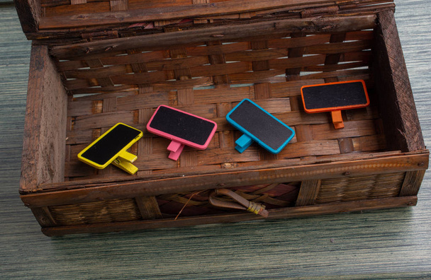 Различные цвета мини-доски объявлений из дерева - Фото, изображение
