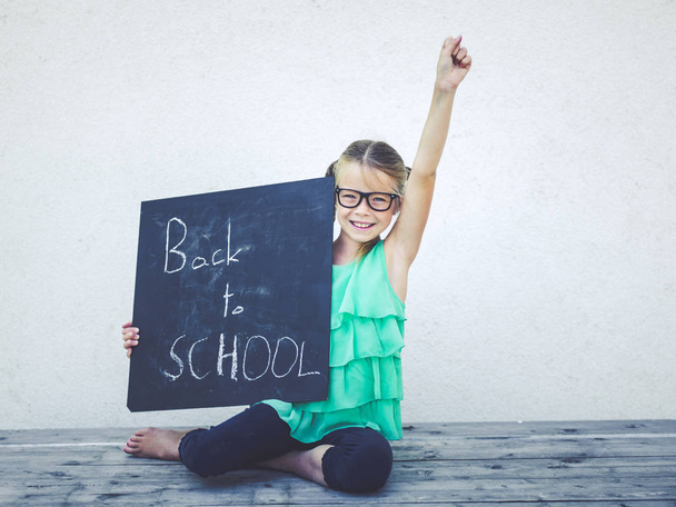 blackboard kelimelerle okula ayak bağı gözlük ile kız  - Fotoğraf, Görsel