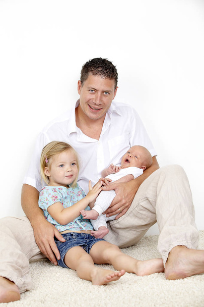 Familienporträt des Vaters mit seinen Kindern auf weiß - Foto, Bild