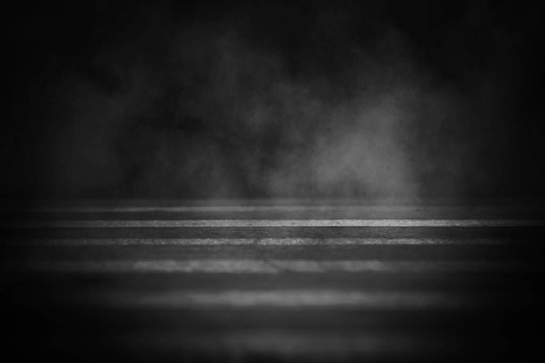 Hintergrund eines leeren Raumes mit Rauch und Neonlicht. dunkler abstrakter Hintergrund - Foto, Bild