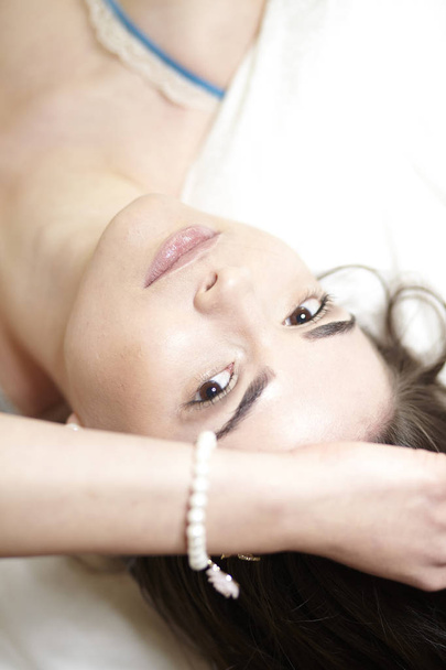 muotokuva kaunis nainen alusvaatteet viettelevä katsot kameraa makaamassa sängyssä, lähikuva
 - Valokuva, kuva