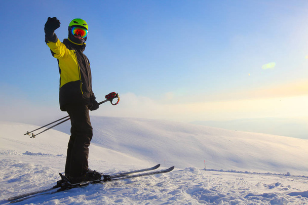 Skier on ski slope with mountains in background - Zdjęcie, obraz