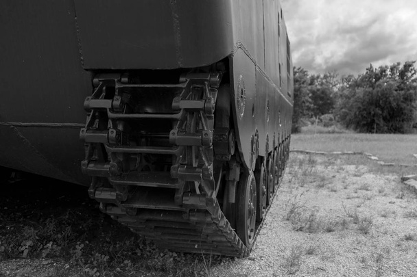 Closeup του φοβερό πέλματος ενός στρατού μας θωρακισμένο μεταφοράς προσωπικού από την εποχή του πολέμου του Βιετνάμ στην οθόνη σε ένα πεδίο. Φωτογραφία από το τέντωμα - Φωτογραφία, εικόνα